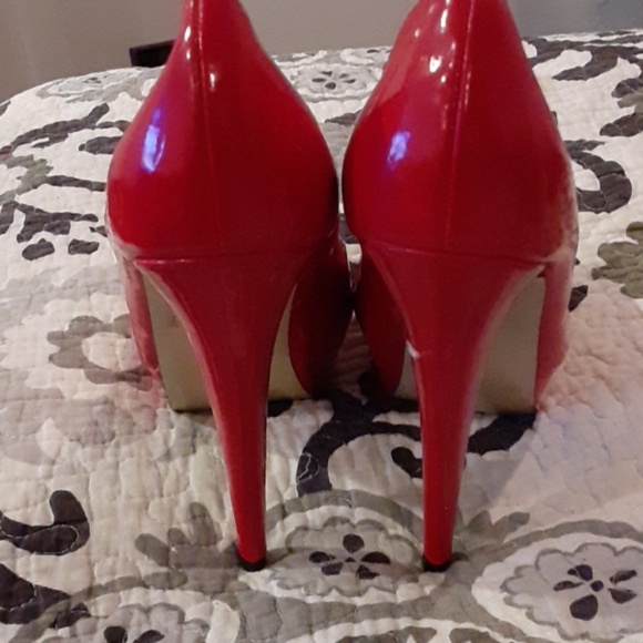 Red pumps - Picture 3 of 3